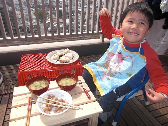 100328・誕生日ケーキとベランダ昼食 004