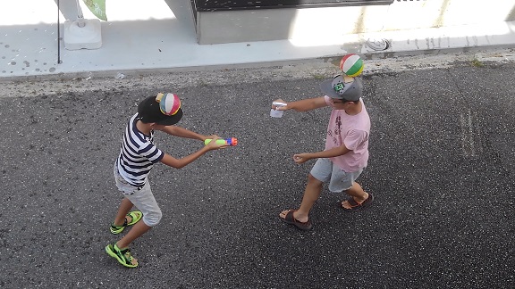 190812　新参ズ・外で水鉄砲 (14)